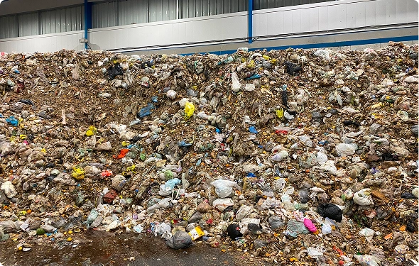 Mixed trash and wet waste are common in hospitality, food service, residential, and other settings. Komar offers leak-resistant, odor-controlled equipment that improve cleanliness, reduce pests, and streamline handling.